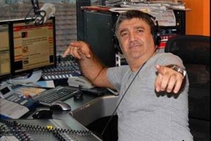 &Uuml;nl&uuml; radyocuyu bı&ccedil;aklayan bakın kim &ccedil;ıktı!