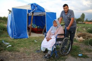 Bursa'da diyaliz hastası tek bacaklı kadının &ccedil;adırda hayat m&uuml;cadelesi