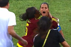Kadın futbolcu santradan gol attı