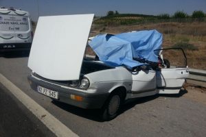 D&uuml;ğ&uuml;n d&ouml;n&uuml;ş&uuml; kaza: 2 &ouml;l&uuml;, 3 yaralı