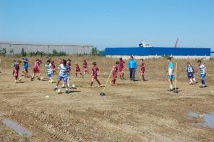 Dikkat &ccedil;ekmek i&ccedil;in sağlıksız zeminde idman yaptılar