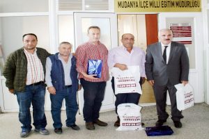 Bursa MUYAD'dan bot ve kırtasiye malzemesi yardımı