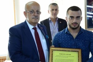 D&uuml;nya şampiyonu Bursalı g&uuml;reş&ccedil;i Enes Uslu'ya teşekk&uuml;r beratı