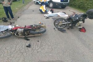 Karşılıklı &ccedil;arpışan motosikletlerin s&uuml;r&uuml;c&uuml;leri &ouml;ld&uuml;