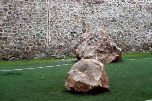 Trabzon'da amat&ouml;r ma&ccedil; &ouml;ncesi sahaya kaya d&uuml;şt&uuml;