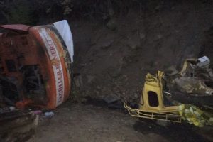 Kamyon u&ccedil;uruma yuvarlandı: 1 &ouml;l&uuml;