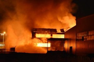 Fabrika ve iki ara&ccedil; yanarak k&uuml;l oldu