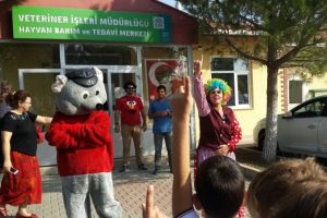Bursa'da okul har&ccedil;lıklarını hayvanlar i&ccedil;in harcadılar