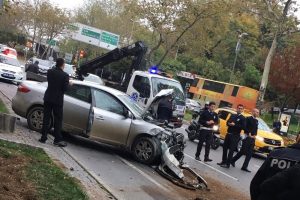 Otomobilin &ccedil;arptığı taksi metrelerce s&uuml;r&uuml;klendi