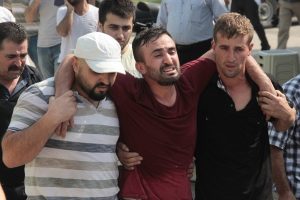 Kazada 2 kızını kaybeden babanın acısı y&uuml;rek dağladı