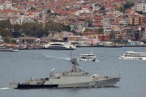F&uuml;ze taşıyan Rus gemileri İstanbul Boğazı'ndan ge&ccedil;ti