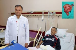 Midesinden 9.5 kiloluk t&uuml;m&ouml;r &ccedil;ıktı