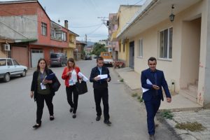 Bursa İznik Belediyesi kapı kapı gezip vatandaşları dinliyor