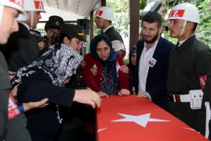 Şehit annesi: "Bırakın oğlumun y&uuml;z&uuml;n&uuml; g&ouml;reyim"
