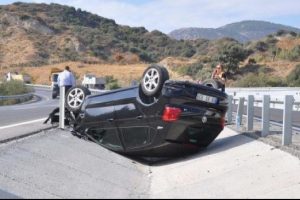 Takla atan otomobilden yaralanmadan &ccedil;ıktı
