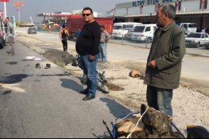 Kavşakta minib&uuml;s&uuml;n &ccedil;arptığı motosikletli &ouml;ld&uuml;