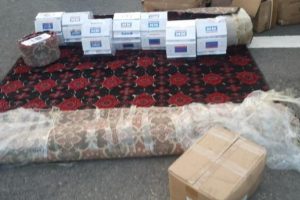 Kargo aracında ka&ccedil;ak sigara ve &ccedil;ay ele ge&ccedil;irildi