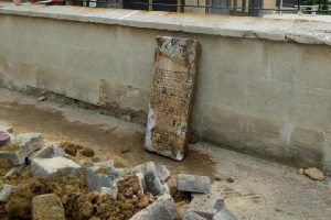 Yol &ccedil;alışması sırasında mezar taşları bulundu