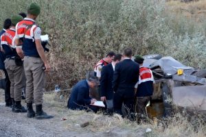 Otomobil şarampole takla attı: 1 &ouml;l&uuml;, 1 yaralı
