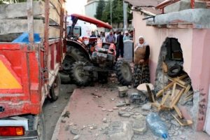 Alkoll&uuml; s&uuml;r&uuml;c&uuml; evin duvarına &ccedil;arptı, trakt&ouml;r ikiye b&ouml;l&uuml;nd&uuml;