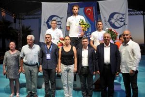 Rus şampiyon &ouml;d&uuml;l&uuml;n&uuml; ağlayarak aldı, T&uuml;rk&ccedil;e konuştu