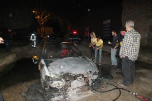 Bursa'da park halinde alev alan otomobil k&uuml;le d&ouml;nd&uuml;