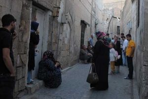 &Ccedil;ocuklarının g&ouml;zleri &ouml;n&uuml;nde eşini boğarak &ouml;ld&uuml;rd&uuml;