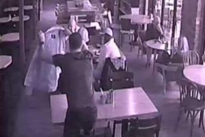 Bursa'da kafeteryada c&uuml;zdan &ccedil;alan 'dudak tikli' hırsız tutuklandı
