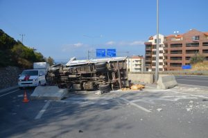 Bursa'da freni tutmayan kamyon yan yattı!