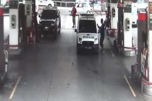 Bağımlı gen&ccedil;ten polise tinerli saldırı
