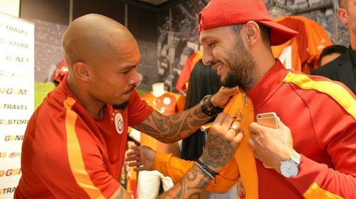 Galatasaraylı Nigel de Jong, taraftarlarla buluştu