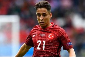 Mehmet Demirkol Emre Mor'u eleştirdi: "Yaşı k&uuml;&ccedil;&uuml;k olmasa..."