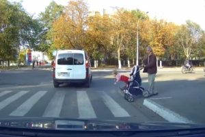 Minik &ccedil;ocuğu bebek arabasından b&ouml;yle d&uuml;ş&uuml;rd&uuml;!