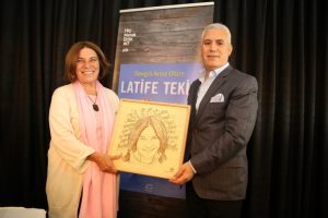 Latife Tekin Bursa'da Nil&uuml;ferli kadınlarla buluştu