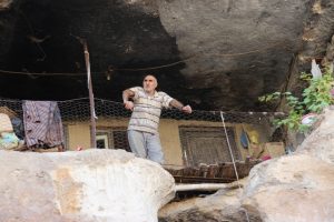 Kışı mağarada ge&ccedil;irmek i&ccedil;in hazırlıklarını tamamladı