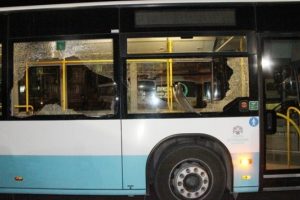 Belediye otob&uuml;s&uuml; şof&ouml;r&uuml;n&uuml; baba oğul d&ouml;v&uuml;p bı&ccedil;akladı
