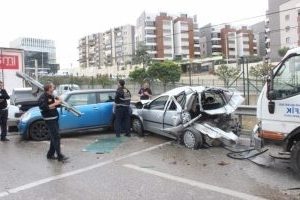 Bursa'da 9 aracın birbirine girdiği kaza kameraya b&ouml;yle yansıdı