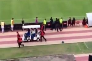 Polis kovaladı, &uuml;nl&uuml; futbolcu sedyeyle ka&ccedil;tı