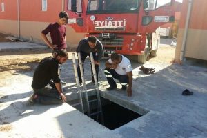 &Ccedil;ukura d&uuml;şen iş&ccedil;iyi itfaiye kurtardı