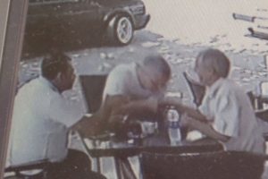 18 bin lira dolandırdıkları adamın bir de elini &ouml;pt&uuml;ler