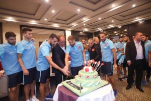 Pastayı Caner ve Mehmet Topal'la birlikte kesti