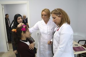 Lindsay Lohan m&uuml;lteci &ccedil;ocuklara hediyeler verdi