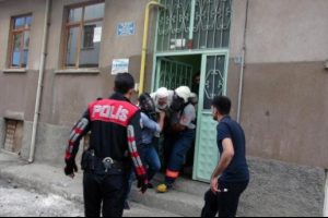 Yangında binada mahsur kalan yaşlı &ccedil;ifti itfaiye kurtardı