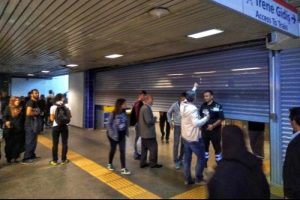 Metro istasyonunda ş&uuml;pheli &ccedil;anta paniği