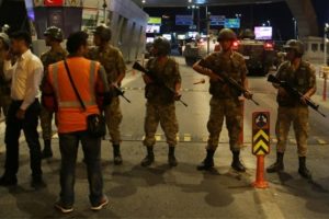 Darbecilerden &ouml;ğrencilere: 'Ateş edin yoksa biz &ouml;ld&uuml;r&uuml;r&uuml;z'