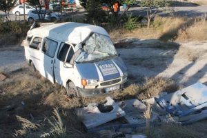 Tarım iş&ccedil;ilerini taşıyan minib&uuml;s takla attı: 13 yaralı