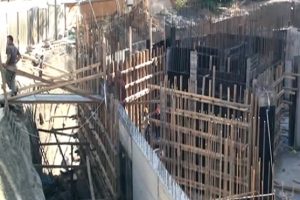 İnşaattan d&uuml;şen iş&ccedil;i, vin&ccedil; yardımıyla kurtarıldı