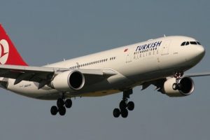 Havalanan u&ccedil;ağı bomba ihbarı ile indirdi