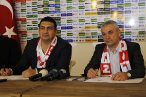 Rıza &Ccedil;alımbay imzayı attı