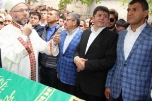 Boydak kardeşler annesinin cenazesine kelep&ccedil;eli getirildi